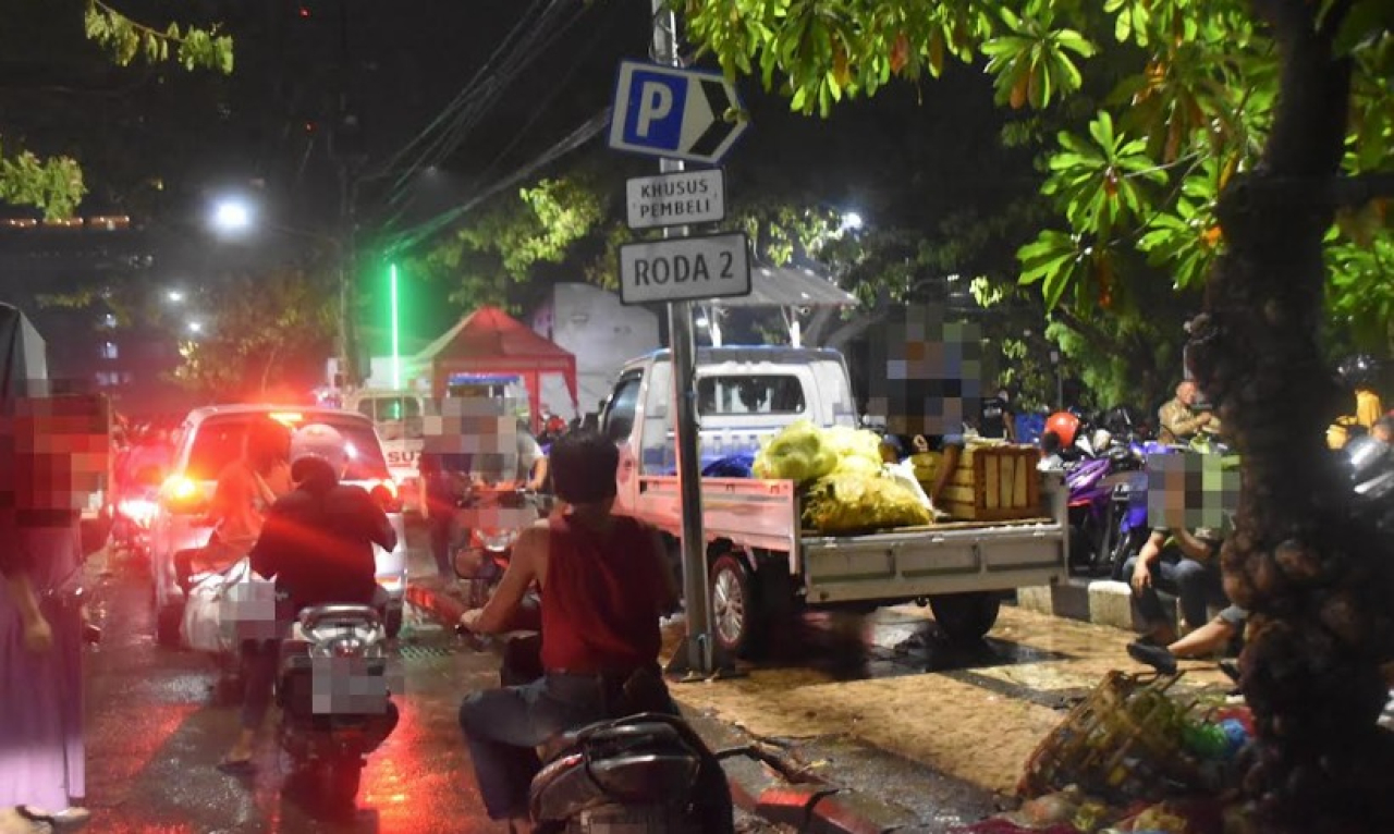 Satuan Polisi Pamong Praja (Satpol PP) Kota Surabaya gencar menertibkan pedagang kaki lima (PKL) yang berjualan di atas trotoar.