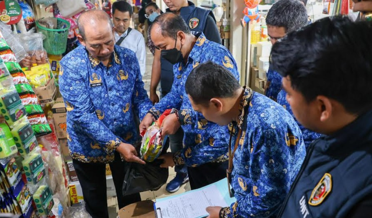 Pemerintah Kota Surabaya memperkuat langkah preventif dalam menghadapi potensi praktik peredaran beras oplosan di pasar tradisional maupun jaringan distribusi