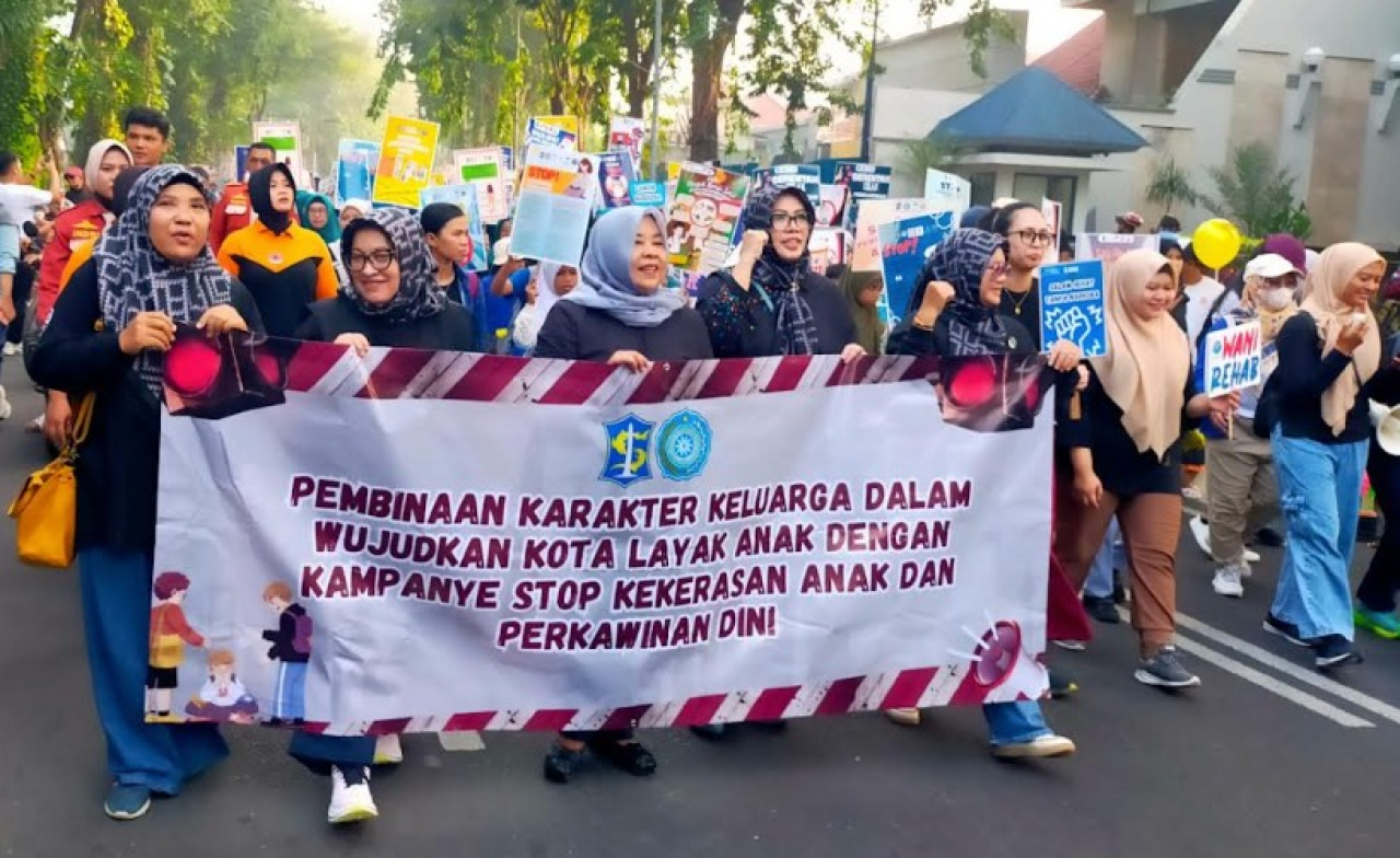 Pemkot Surabaya bersama Tim Penggerak (TP) PKK menggelar kampanye stop perkawinan anak dan kekerasan terhadap anak