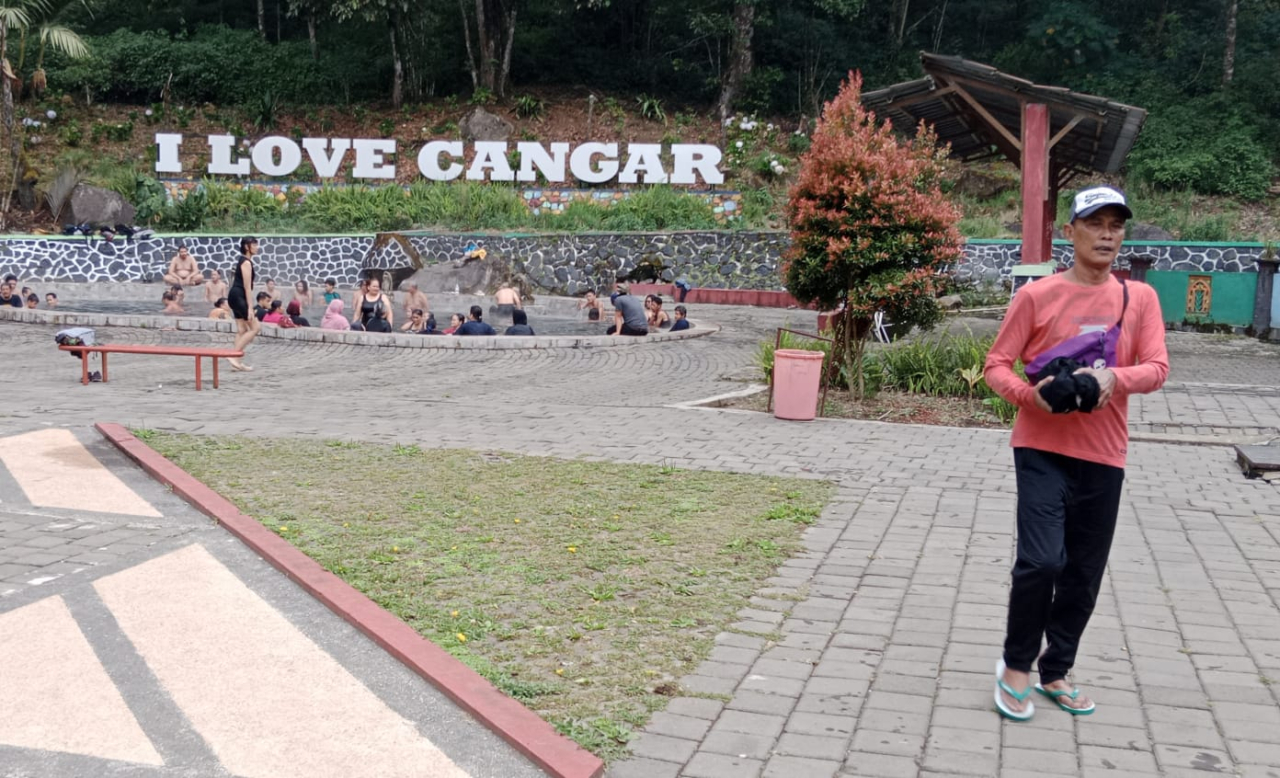 Di tengah hamparan hutan lebat yang menjadi bagian dari Taman Hutan Raya (Tahura) Raden Soerjo, berdiri salah satu destinasi wisata alam unggulan Jawa Timur: Pemandian Air Panas Alam Cangar.