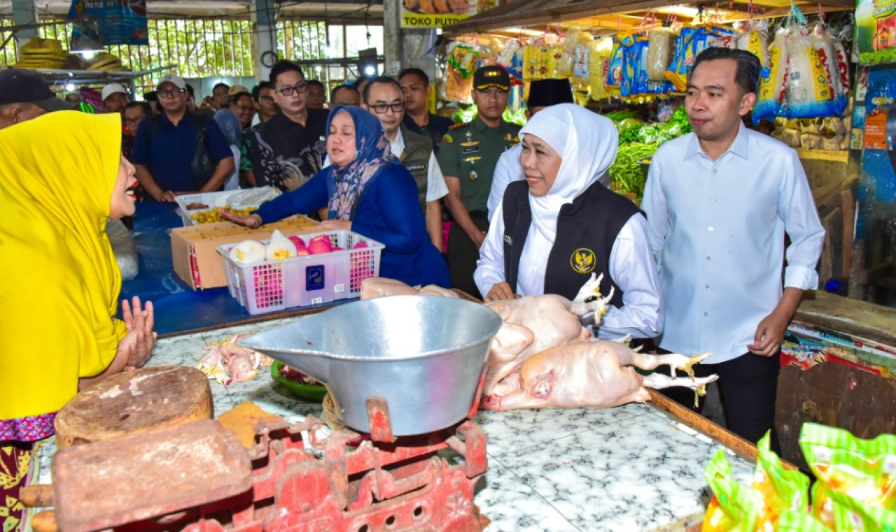 Gubernur Jawa Timur Khofifah Indar Parawansa meninjau stabilitas harga bahan pokok di Pasar Tanjung, Jember, Kamis (31/7)