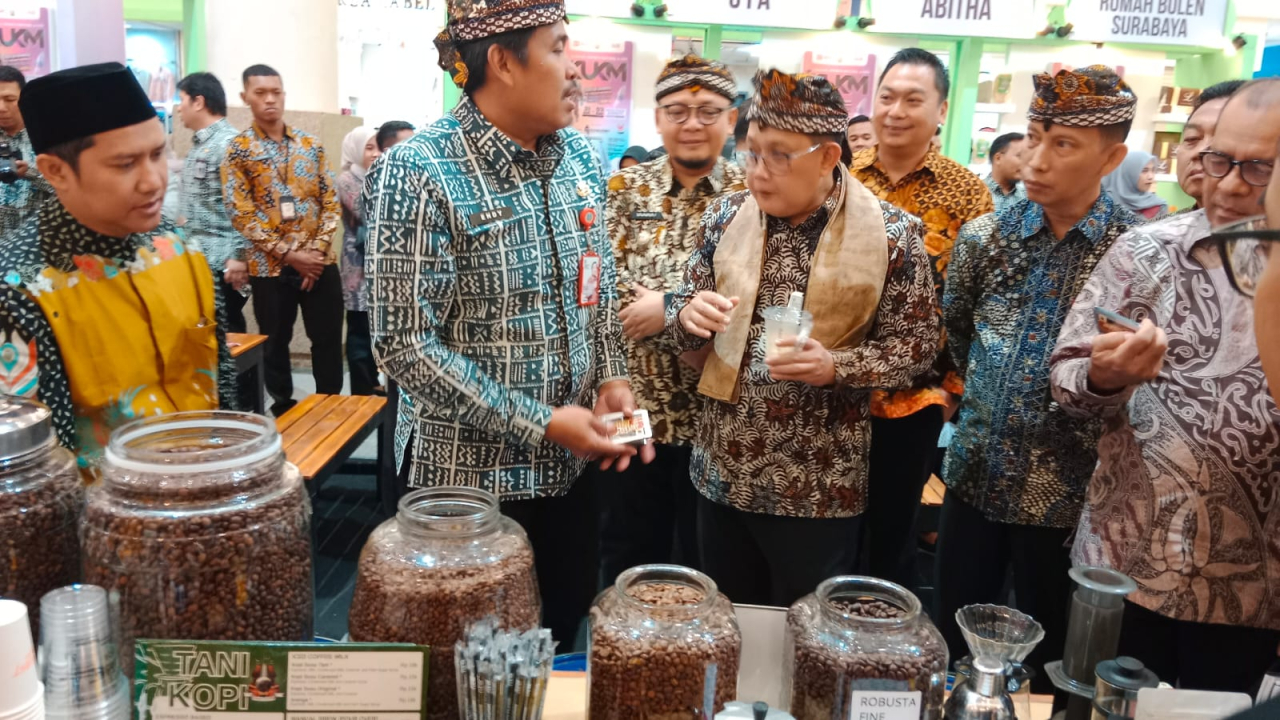 Adhy Karyono, Sekretaris Daerah Provinsi Jawa Timur bersama Kepala Dinas Koperasi dan UKM Jawa Timur, Endy Alim Abdi Nusa saat meninjau stan pameran