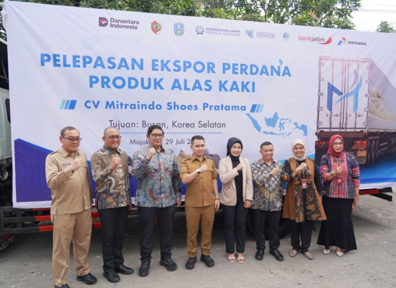 Bank Jatim terus mendorong pelaku usaha, terutama Usaha Kecil dan Menengah (UKM), untuk selalu meningkatkan daya saing produk ekspor Indonesia di kancah global