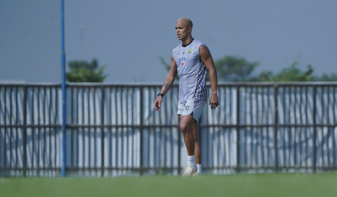 Gelandang serang PERSIB, Wiliam Marcilio berlatih di Lapangan Pendamping Stadion Gelora Bandung Lautan Api, Kamis, 3 Juli 2025. (PERSIB.co.id/Barly Isham)