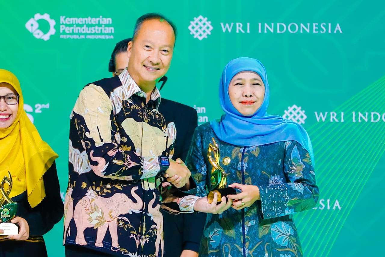 Gubernur Jatim Khofifah Indar Parawansa saat menerima penghargaan dari Menteri Perindustrian RI Agus Gumiwang