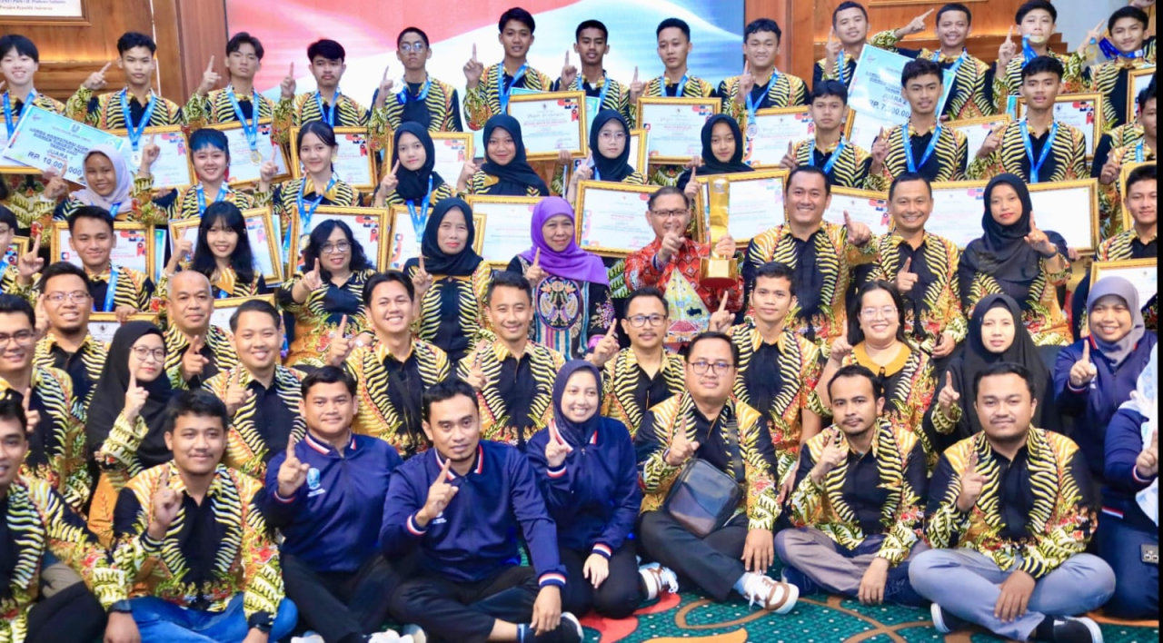 Gubernur Jawa Timur Khofifah Indar Parawansa memberikan tambahan bonus kepada para peserta dan guru pembimbing dari Sekolah Menengah Kejuruan (SMK) yang sukses mengantarkan Jawa Timur menjadi juara umum