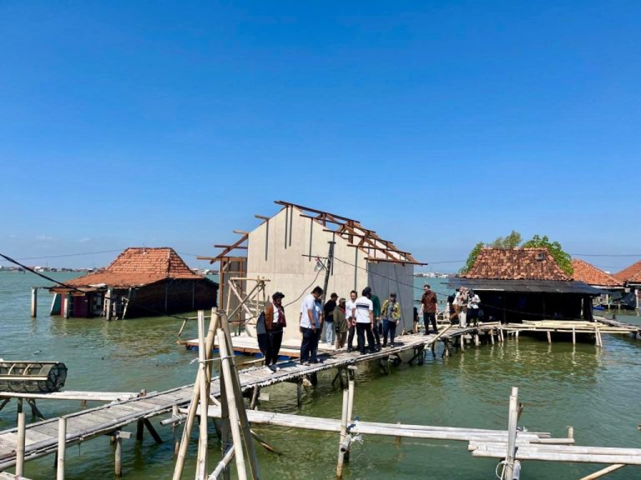 Pemerintah Provinsi Jawa Tengah kini tengah menyelesaikan proyek pembangunan rumah apung sebagai solusi permanen bagi warga terdampak.