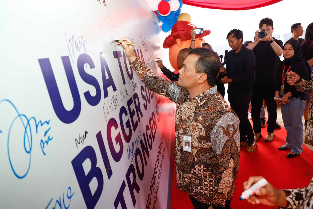 Gubernur Jawa Tengah Ahmad Luthfi meresmikan operasional tahap pertama PT SEG Solar Manufaktur Indonesia, Jumat (8/8/2025)