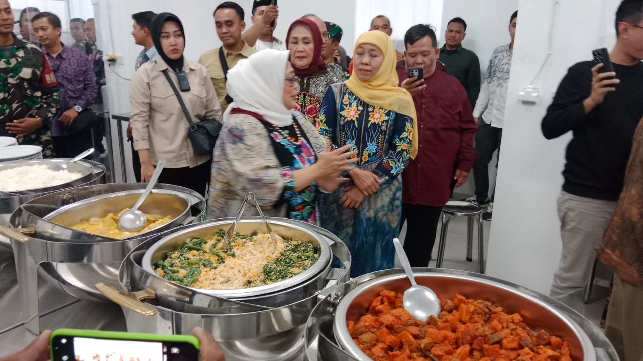 Gubernur Jawa Timur Khofifah Indar Parawansa saat meresmikan SPPG Dapur Nikmat Barokah di Perumahan Wisma Kedung Asem Indah, Kelurahan Kedung Baruk, Kecamatan Rungkut, Surabaya, Sabtu (16/8/2025).
