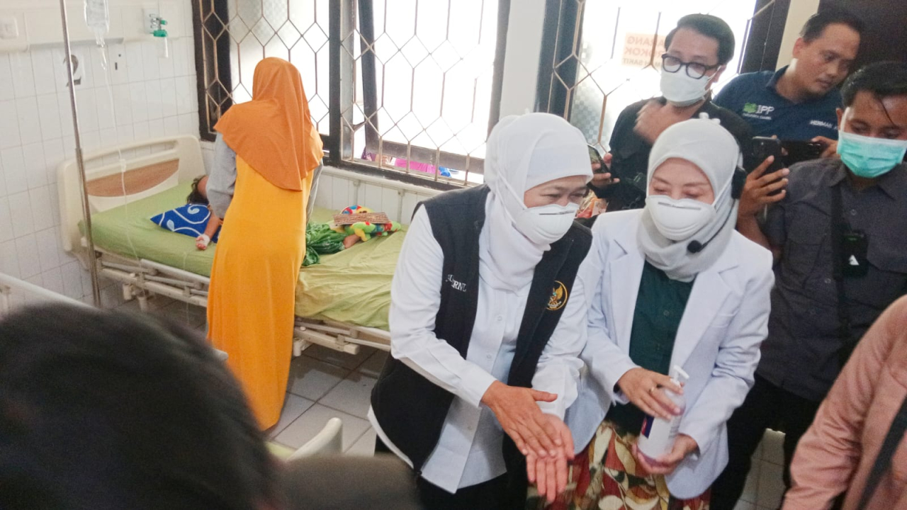 Gubernur Jawa Timur Khofifah Indar Parawansa turun langsung meninjau pasien campak di RSUD dr. H. Moh. Anwar, Sumenep, pada Sabtu (23/8).