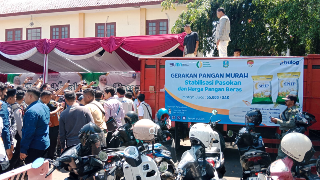 Gubernur Jawa Timur Khofifah Indar Parawansa mengunjungi pasar murah yang digelar Pemprov Jatim bersama Dinas Perindustrian dan Perdagangan diKabupaten Sumenep pada Sabtu (23/8).