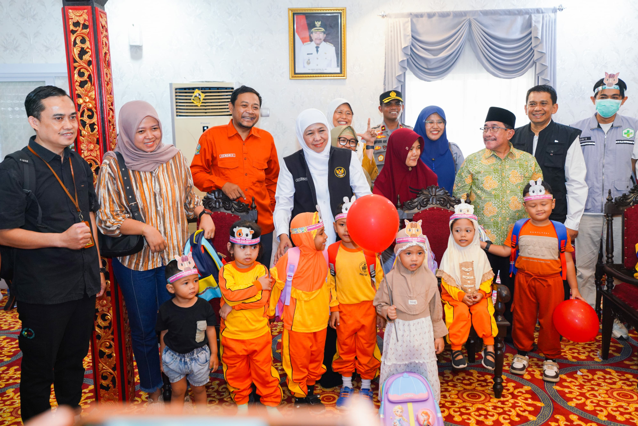Khofifah menyaksikan langsung proses vaksinasi Measles Rubella (MR) kepada sepuluh anak di Pendopo Kabupaten Sumenep, Sabtu (23/8)