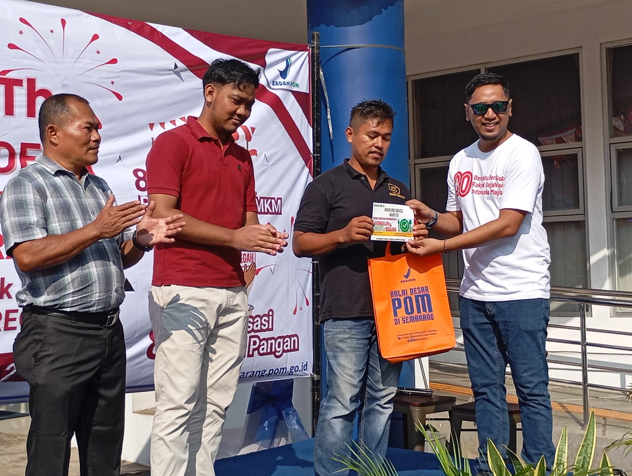 puluhan UMKM bakso dan mi di Kota Atlas resmi mendapat label khusus berupa stiker bertuliskan bebas boraks dan formalin