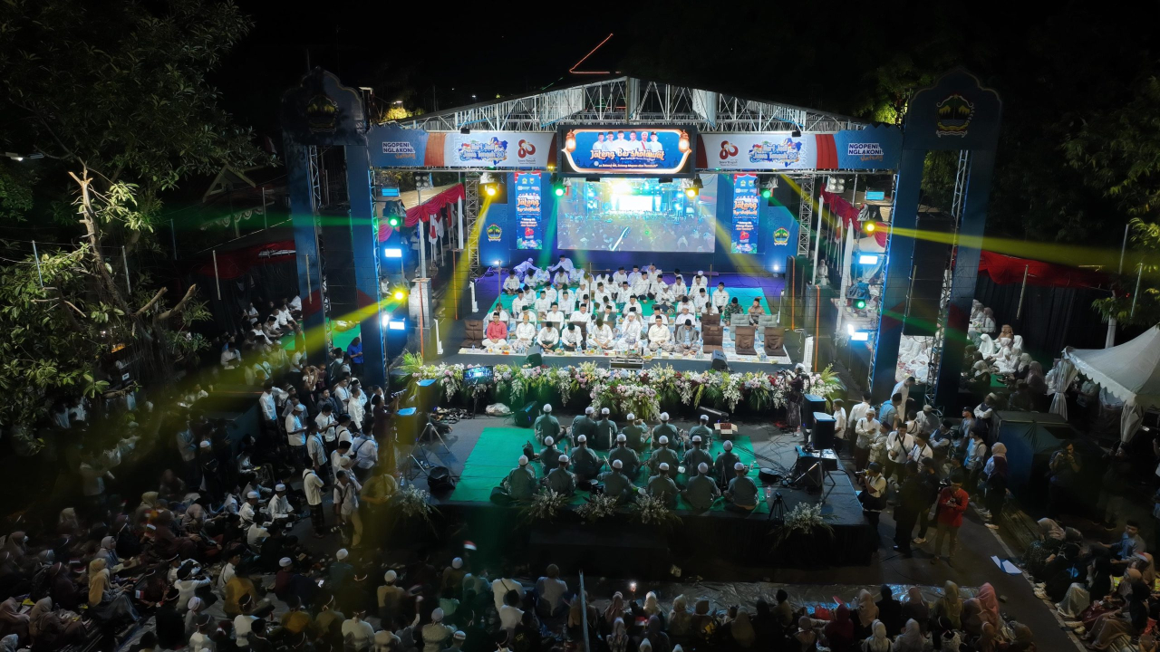 Ribuan masyarakat tumpah ruah di kompleks Alun-Alun Kabupaten Batang pada Senin malam (18/8/2025), mengikuti gelaran “Jateng Bersholawat” bersama Majelis Az-Zahir yang dipimpin Habib Ali Zainal bin Assegaf.
