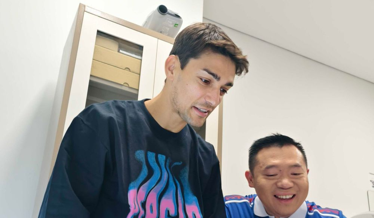 Bek anyar PERSIB asal Italia didampingi dokter tim Wira Prasetya melakukan pemeriksaan kesehatan pada Kamis, 28 Agustus 2025. (PERSIB.co.id/Luzman Akhmad Syakir)  tom haye federico barba bojan