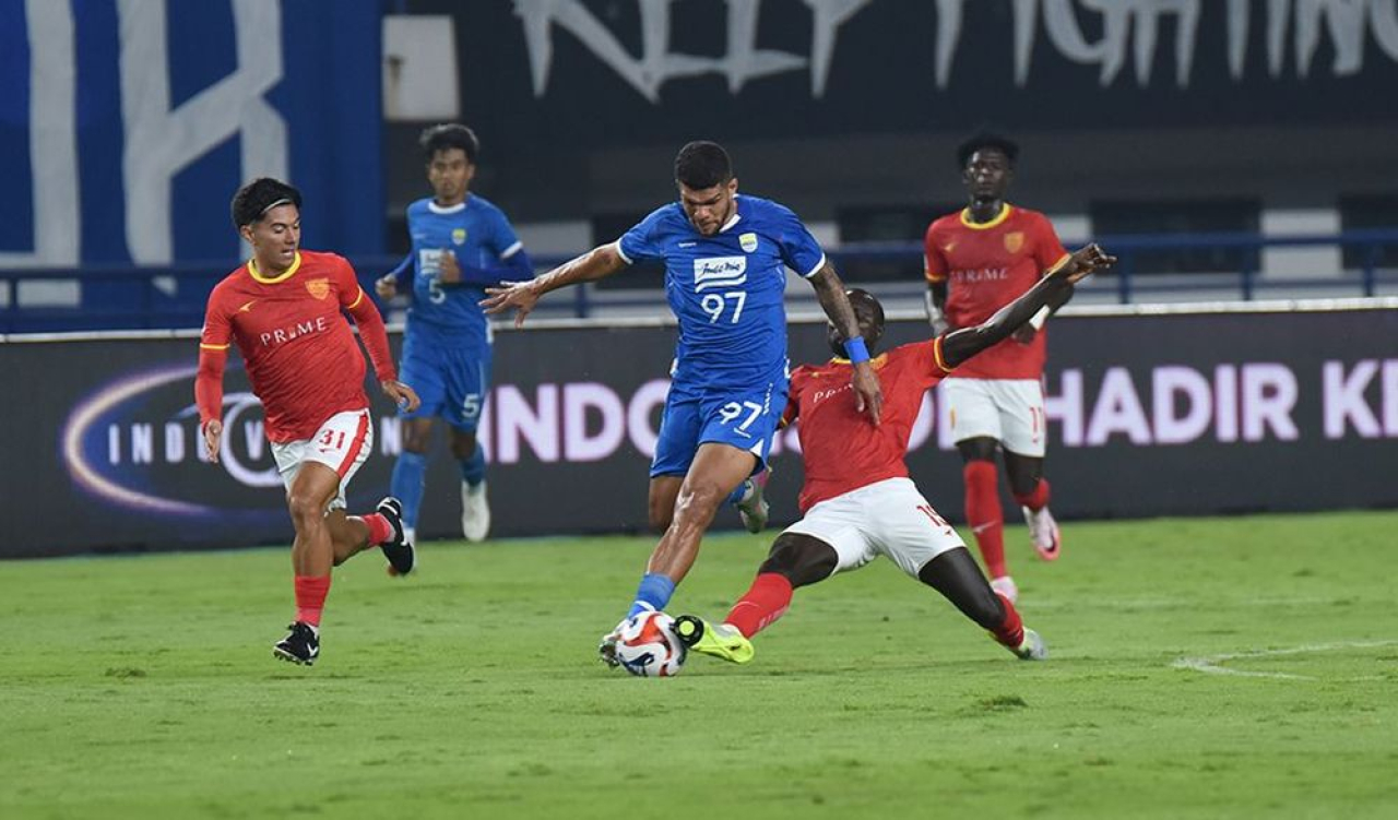 Gelandang PERSIB, Rosembergne "Berguinho" Da Silva dikawal pemain Manila Digger pada pertandingan play-off AFC Champions League Two di Stadion Gelora Bandung Lautan Api, Rabu, 13 Agustus 2025. (PERSIB.co.id/Barly Isham)