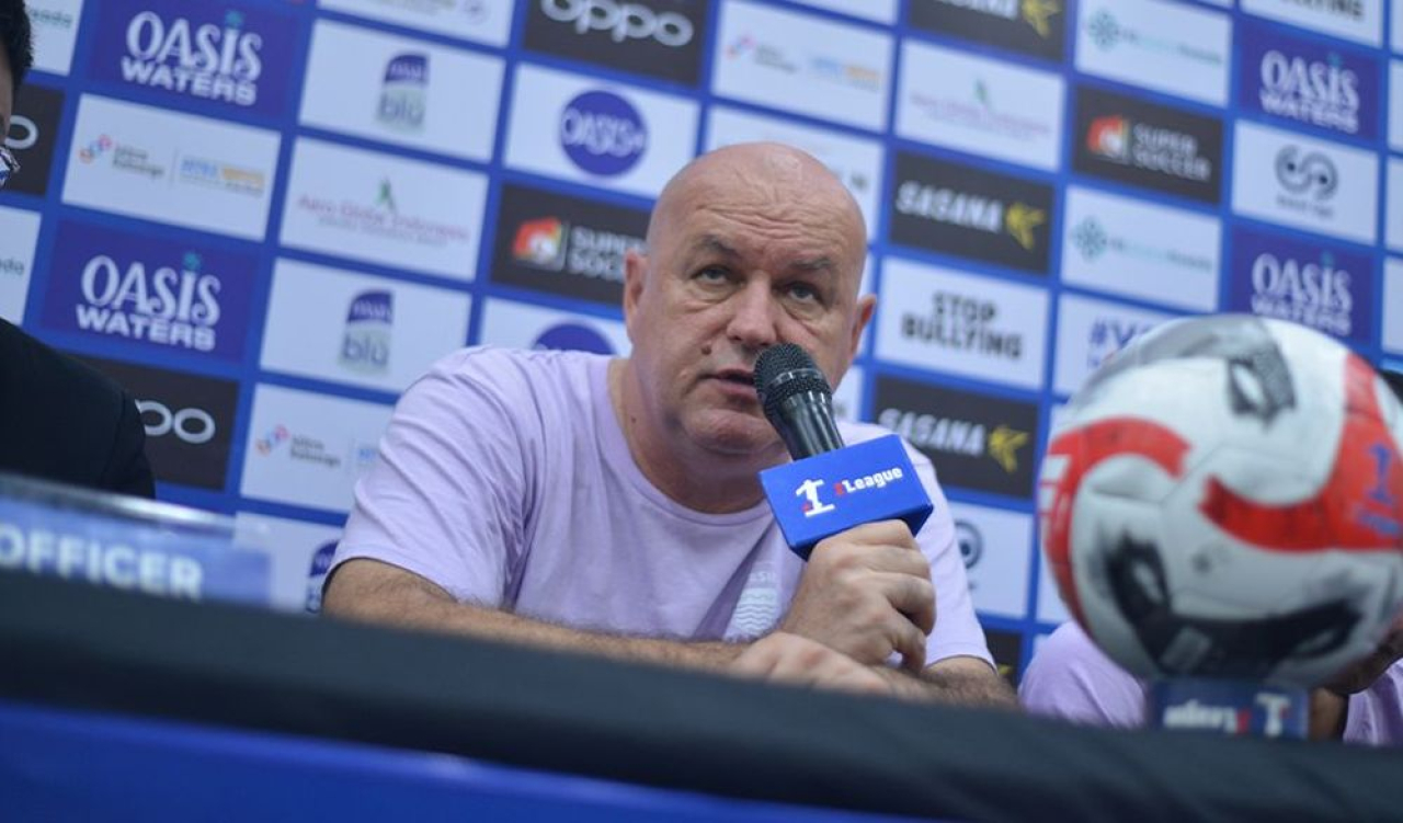 memberikan keterangan pers usai pertandingan pekan kedua Super League Two 2025/26 melawan Persijap Jepara di Stadion Gelora Bumi Kartini, Senin, 18 Agustus 2025. (PERSIB.co.id/Barly Isham)