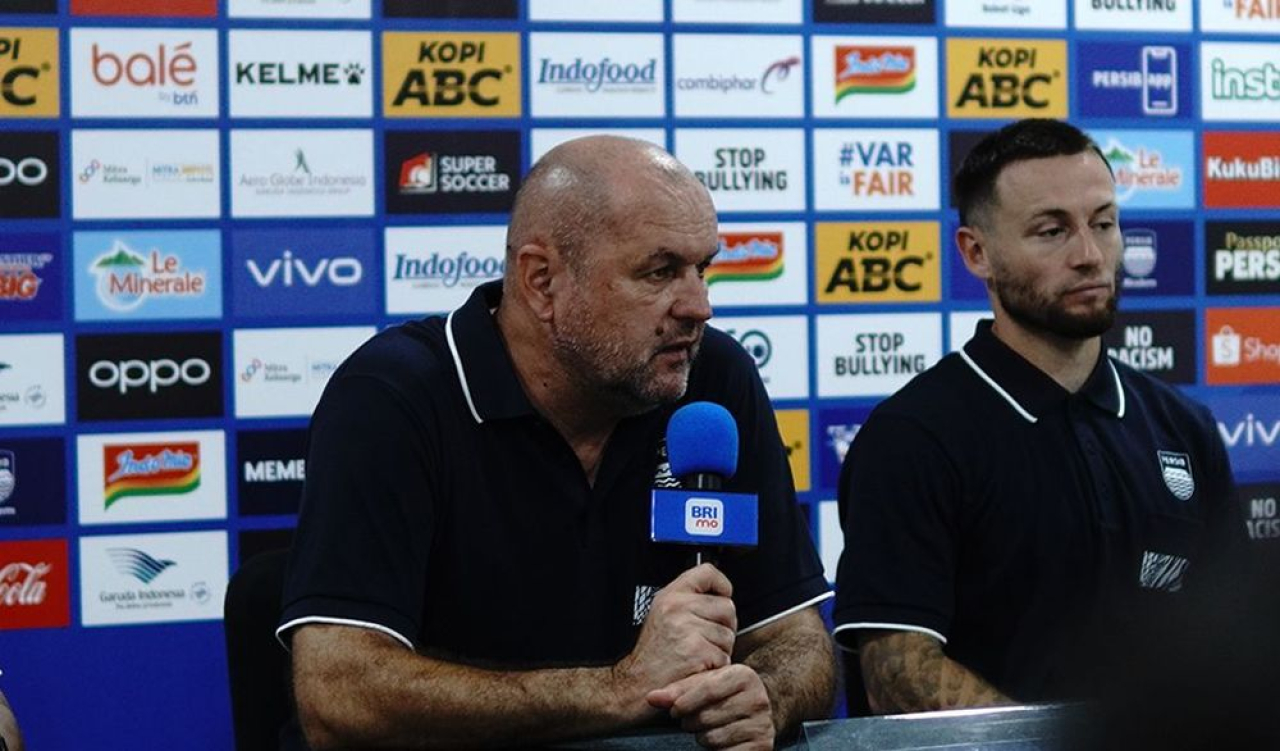 Pelatih PERSIB, Bojan Hodak memberikan keterangan pers menjelang pertandingan melawan Semen Padang di Stadion Gelora Bandung Lautan Api, Jumat, 8 Agustus 2025. (PERSIB.co.id)
