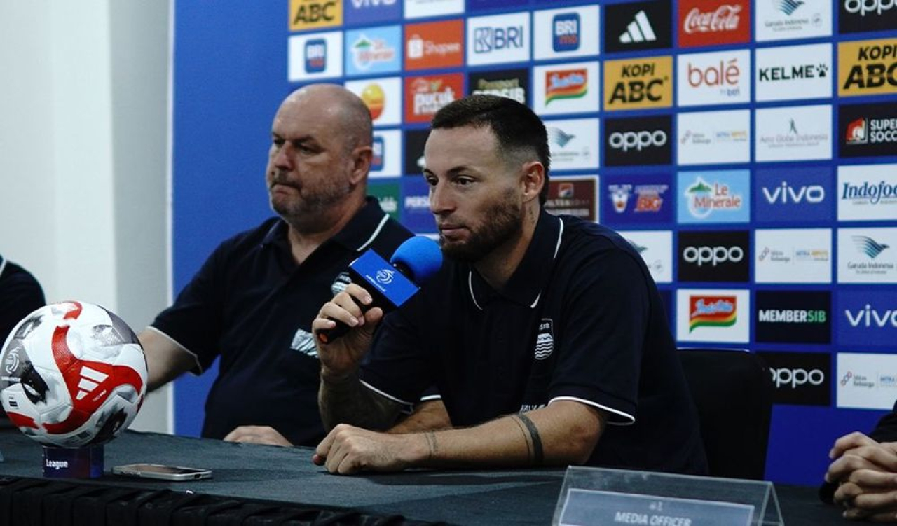 Kapten tim PERSIB, Marc Klok memberikan keterangan pers menjelang pertandingan melawan Semen Padang di Stadion Gelora Bandung Lautan Api, Jumat, 8 Agustus 2025. (PERSIB.co.id)