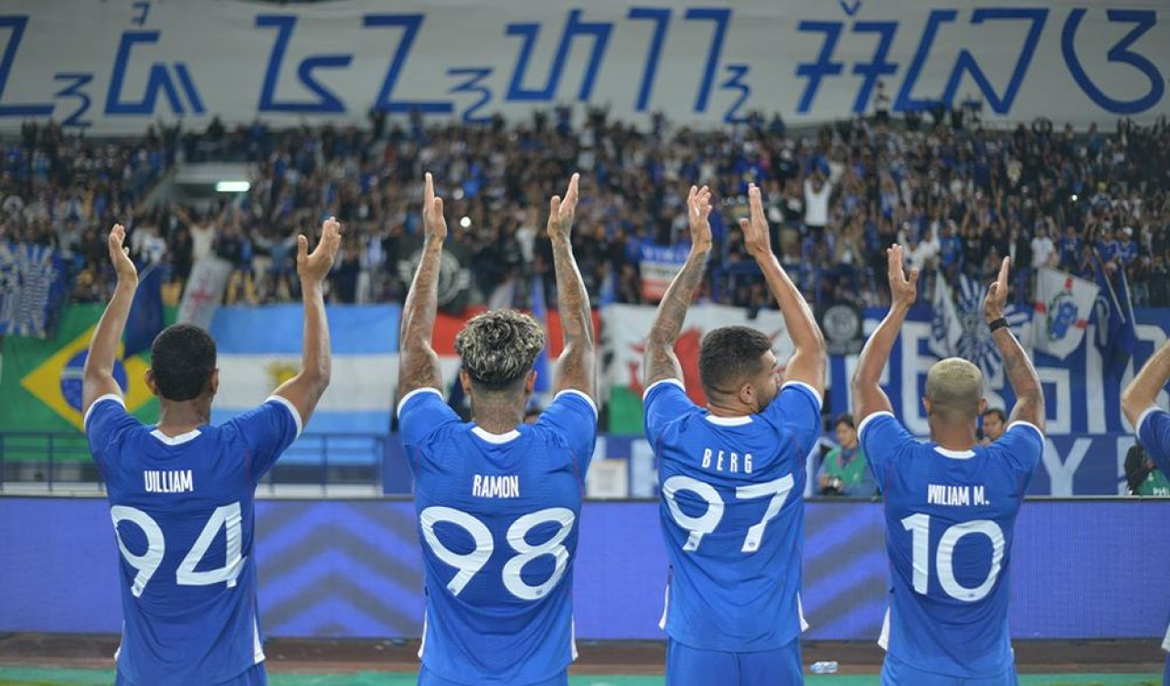 Para pemain PERSIB memberikan aplaus kepada Bobotoh usai pertandingan play-off AFC Champions League Two melawan Manila Digger di Stadion Gelora Bandung Lautan Api, Rabu, 13 Agustus 2025. (PERSIB.co.id/Barly Isham)