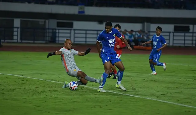 Penyerang PERSIB, Uilliam Barros mengecoh penjaga gawang Manila Digger, Michael Asong pada pertandingan play-off AFC Champions League Two 2025/26 di Stadion Gelora Bandung Lautan Api, Rabu, 13 Agustus 2025. (PERSIB.co.id/Barly Isham)  acl two 2025-2026