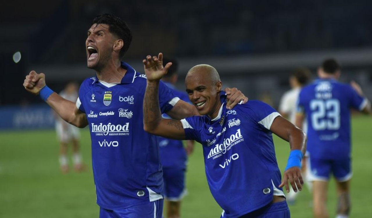 William langsung melepaskan sepakan keras mendatar. Bola melesat tak terbendung, menggetarkan jala Wanderers. GBLA pun meledak. Skor 1-0 untuk PERSIB.