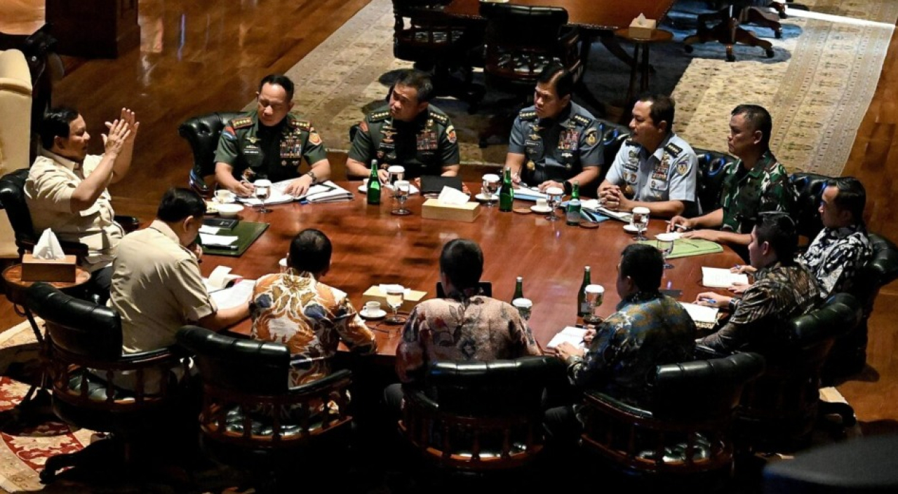 Presiden Prabowo Subianto memanggil sejumlah pimpinan tinggi TNI dan beberapa menteri Kabinet Merah Putih di kediaman pribadinya, Hambalang, Kabupaten Bogor, Jawa Barat, pada Jumat, 1 Agustus 2025. Foto: BPMI Setpres/Cahyo