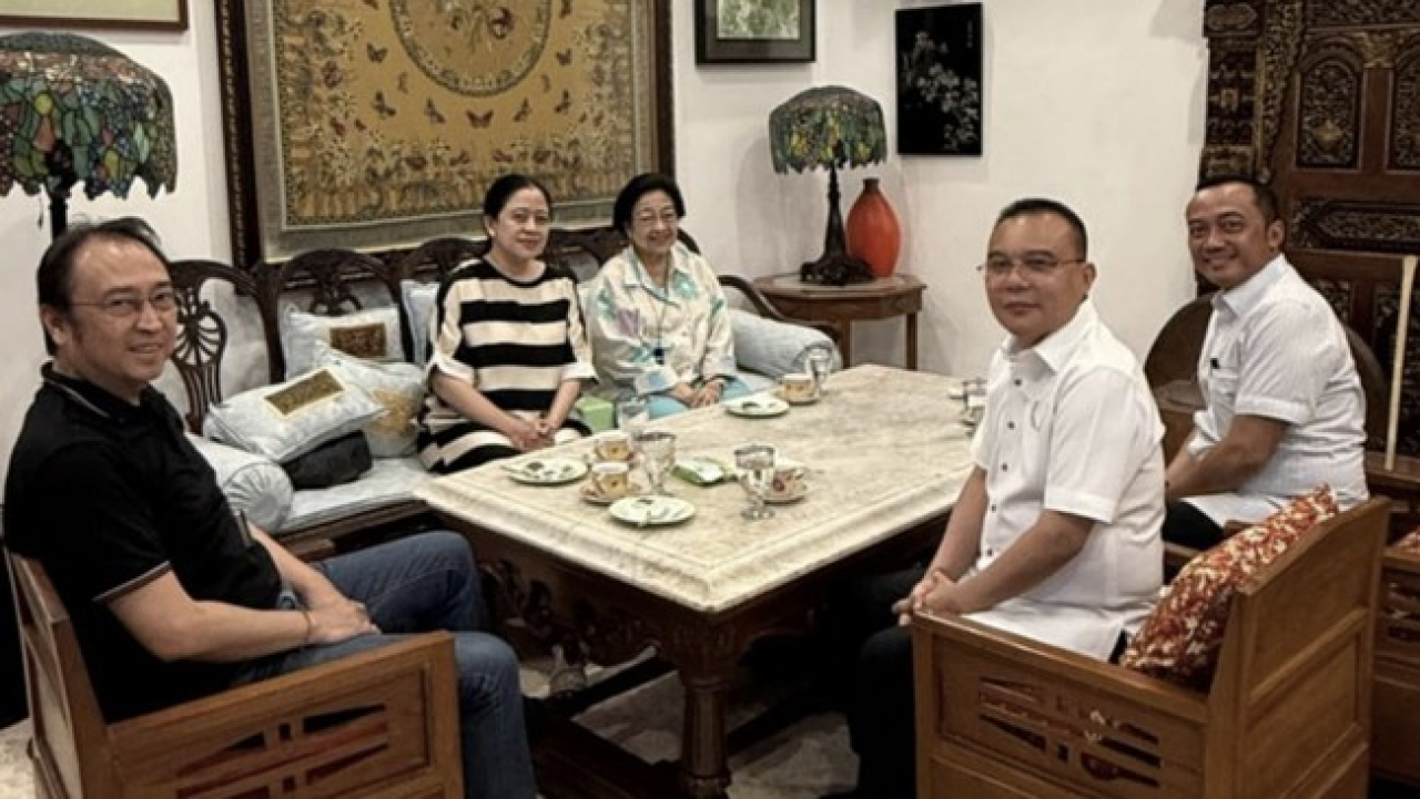Wakil Ketua DPR, Sufmi Dasco Ahmad mengatakan pertemuannya dengan Ketum PDIP Megawati Soekarnoputri turun membahas pesan dari Presiden Prabowo soal Kongres PDIP  Baca artikel CNN Indonesia "Dasco Ungkap Pertemuan Bareng Megawati Bahas Pesan dari Prabowo" 