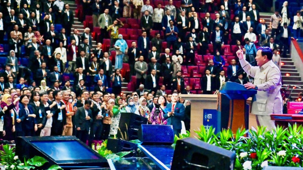 Presiden Prabowo Subianto menyampaikan pidato utama (keynote speech) dalam Konvensi Sains, Teknologi, dan Industri Indonesia (KSTI) Tahun 2025 di Sasana Budaya Ganesha (Sabuga), Institut Teknologi Bandung (ITB), Provinsi Jawa Barat, pada Kamis, 7 Agustus 