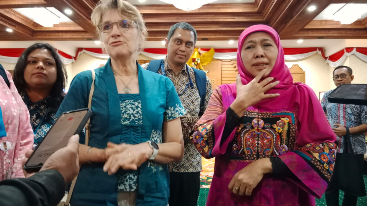 Gubernur Jawa Timur Khofifah bersama Senior Advisor Analytics & Science for Food & Nutrition at the Nutrition and Food Quality Service United Nations WFP, Saskia de Pee saat memberikan keterangan pers
