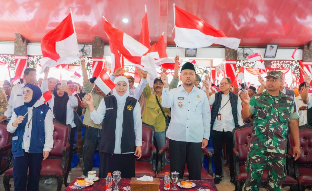 Gubernur Jawa Timur Khofifah menyerukan kepada seluruh masyarakat Jatim untuk mengibarkan Bendera Merah Putih secara serentak selama satu bulan penuh