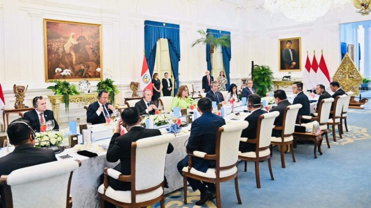 Presiden Republik Indonesia, Prabowo Subianto, dan Presiden Republik Peru, Dina Ercilia Boluarte Zegarra, menggelar pertemuan bilateral dengan format working lunch bersama delegasi masing-masing negara di Istana Merdeka, Jakarta, pada Senin, 11 Agustus 20