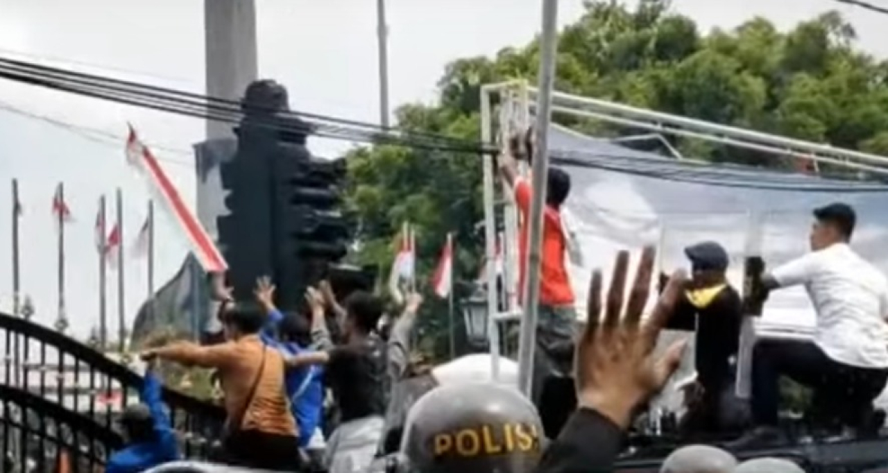 Ribuan Warga Geruduk Alun-alun Pati, Tuntut Bupati Sudewo Lengser dari Jabatan
