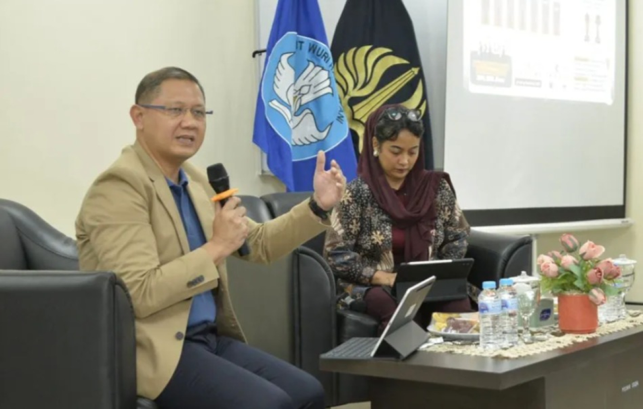 Kepala Dinas Pendidikan Jawa Timur Aries Agung Paewai (kiri) saat memberikan motivasi kepada mahasiswa baru Unesa.