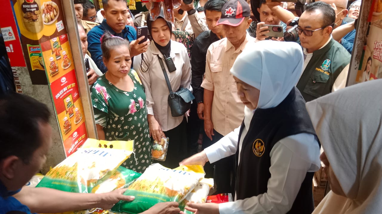 Khofifah Kawal Ketat Distribusi Beras SPHP di Surabaya, Pastikan Keadilan Akses bagi Pedagang Kecil