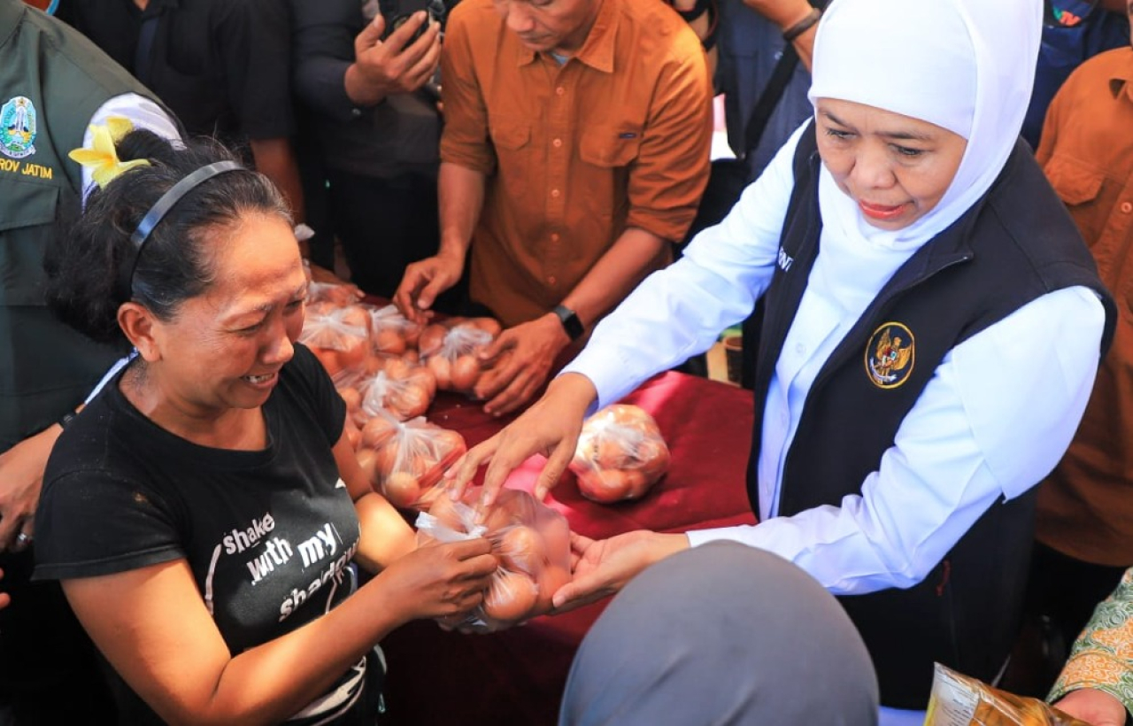 Gubernur Jawa Timur Khofifah Indar Parawansa menegaskan dirinya tidak ingin terjebak dalam polemik. Ia lebih memilih untuk tetap bekerja demi masyarakat Jawa Timur.