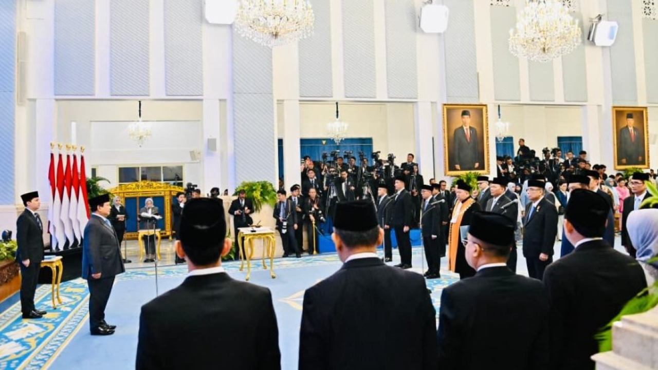 Presiden Prabowo Subianto melantik Kepala dan Wakil Kepala Badan Otorita Pengelola Pantai Utara Jawa, Kepala Badan Industri Mineral, Kepala Badan Narkotika Nasional, dan Kepala Badan Nasional Penanggulangan Terorisme di Istana Negara, Jakarta, pada Senin,