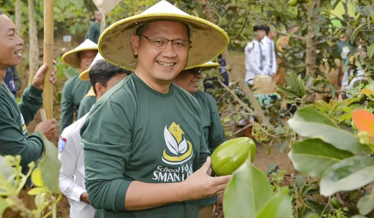 Kadindik Jatim Aries Agung Paewai saat menunjukkan hasil perkebunan dari program School Food Care (SFC) di salah satu SMAN