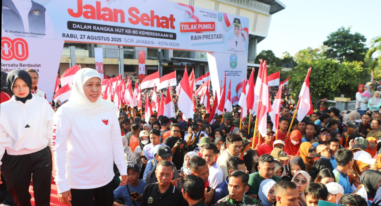 Gubernur Jawa Timur Khofifah Indar Parawansa bersama Wali Kota Kediri Vinanda Prameswati melepas 21 ribu peserta Jalan Sehat Guru dan Murid SMA/SMK/SLB Negeri dan Swasta Wilayah Kediri di GOR Joyoboyo, Rabu (27/8)