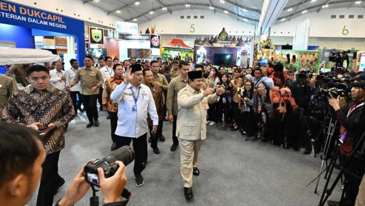 Presiden Prabowo meninjau pameran Asosiasi Pemerintah Kabupaten Seluruh Indonesia (APKASI) Otonomi Expo Tahun 2025 yang berlangsung di Nusantara Hall, Indonesia Convention Exhibition (ICE) BSD, Tangerang, Provinsi Banten, pada Kamis, 28 Agustus 2025. Foto