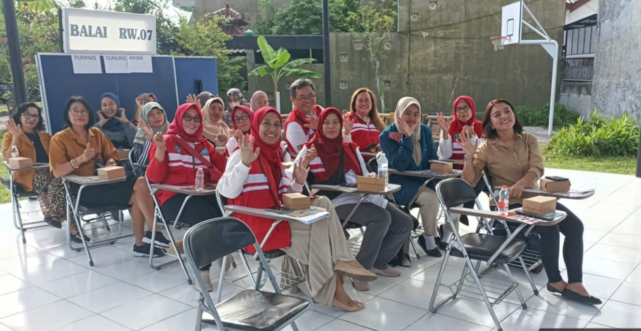 KSH RW 07 Purimas Gunung Anyar, Surabaya saat mengikuti zoom perangi TBC yang diselenggarakan olah Pemkot surabaya, Kamis (28/8)