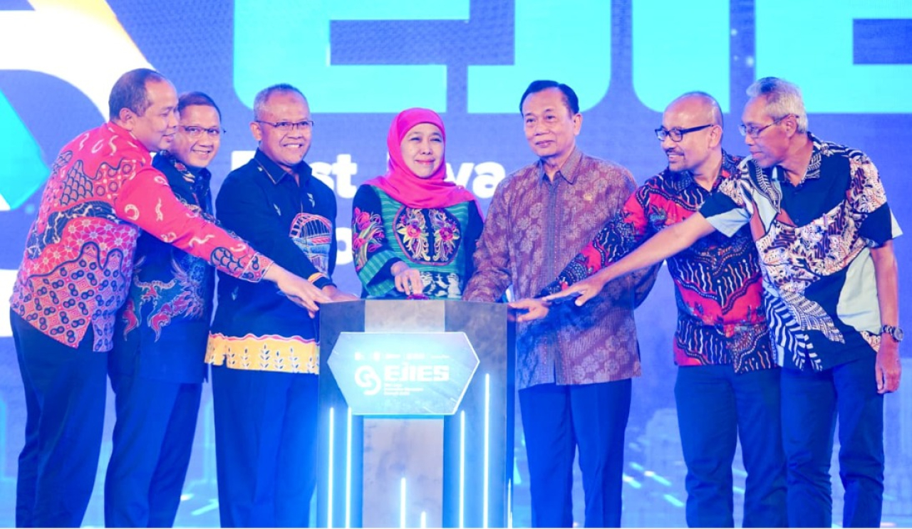 gelaran East Java Innovative Education Summit (EJIES) 2025 yang berlangsung di Ballroom Mercure Surabaya Grand Mirama, Kamis (28/8) malam