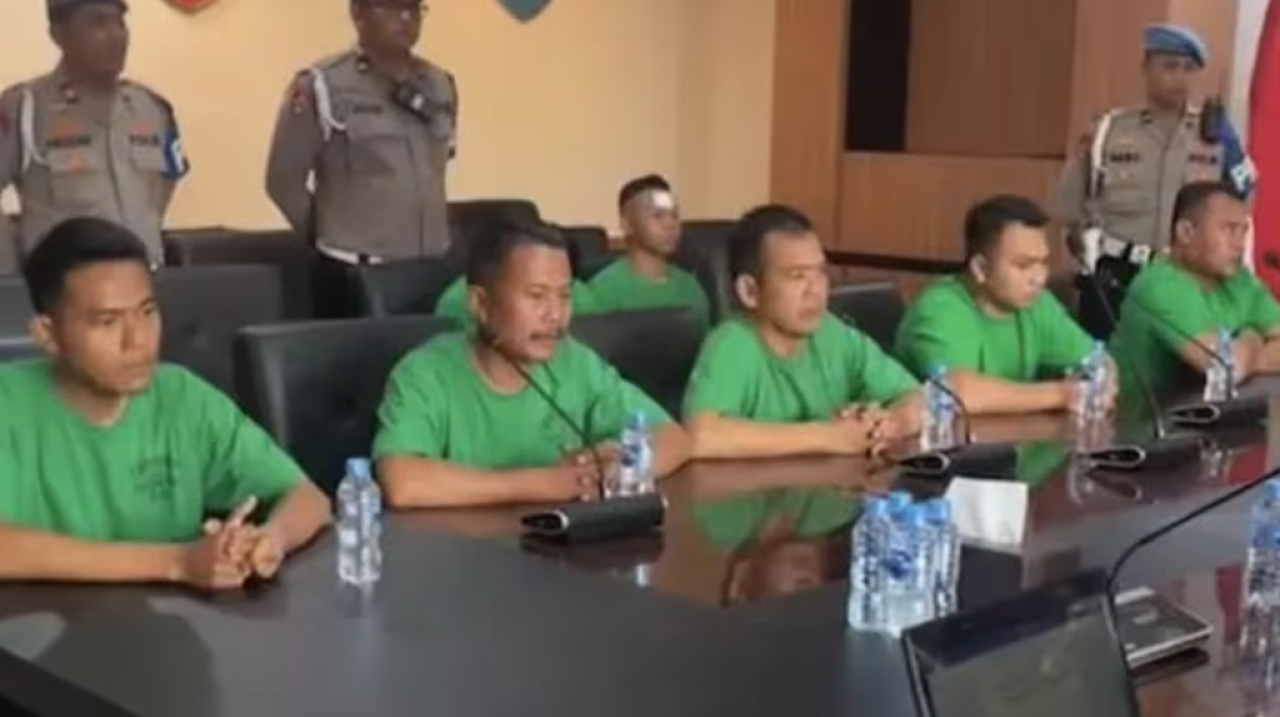 Tujuh anggota Brimob Polda Metro yang melindas Affan Kurniawan diperiksa oleh Divisi Propam Polri di Mabes Polri, Jumat (28/8/2025). (Instagram/ @divisipropampolri)