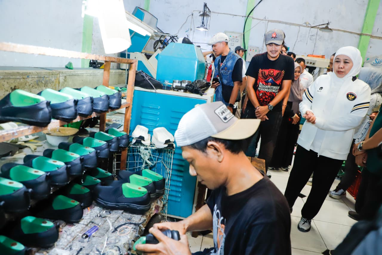 Gubernur Jawa Timur Khofifah Indar Parawansa saat melakukan kunjungan ke home industry Awake milik Sofri di Kelurahan Kranggan, Kecamatan Kranggan, Kota Mojokerto, Kamis (11/9).