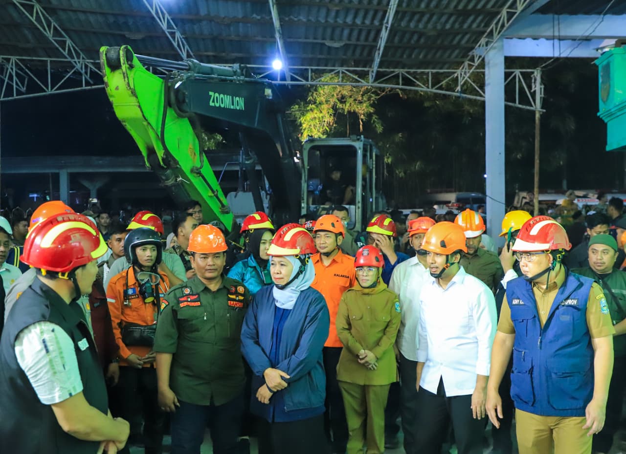 Gubernur Jawa Timur Khofifah Indar Parawansa bersama BPBD Jatim, BPBD Sidoarjo, Basarnas, TNI-Polri, dan para relawan lintas organisasi saat berada Pondok Pesantren Al-Khoziny di Buduran, Sidoarjo