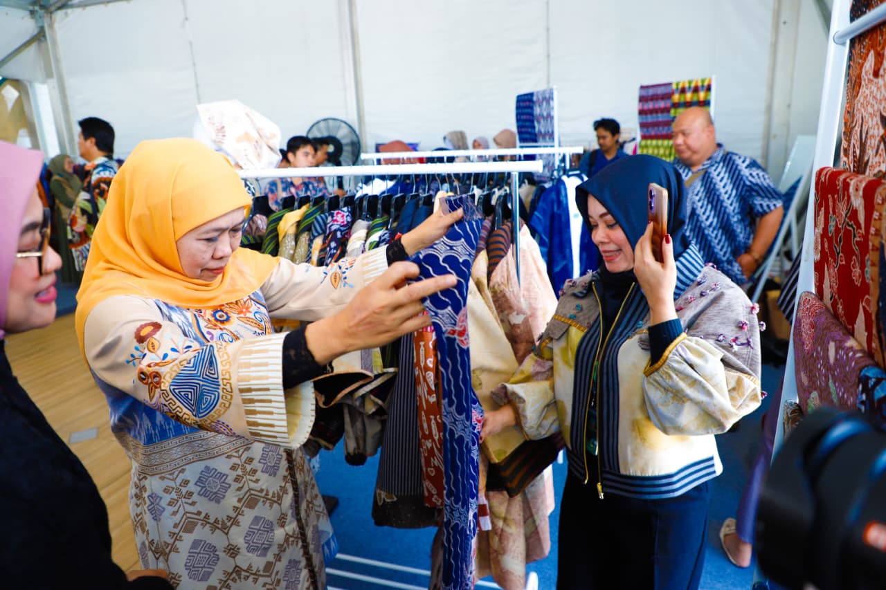 Gubernur Jawa Timur Khofifah Indar Parawansa usai membuka Festival Ekonomi Syariah (FESyar) Jawa 2025 di Masjid Nasional Al Akbar Surabaya, Jumat (12/9)