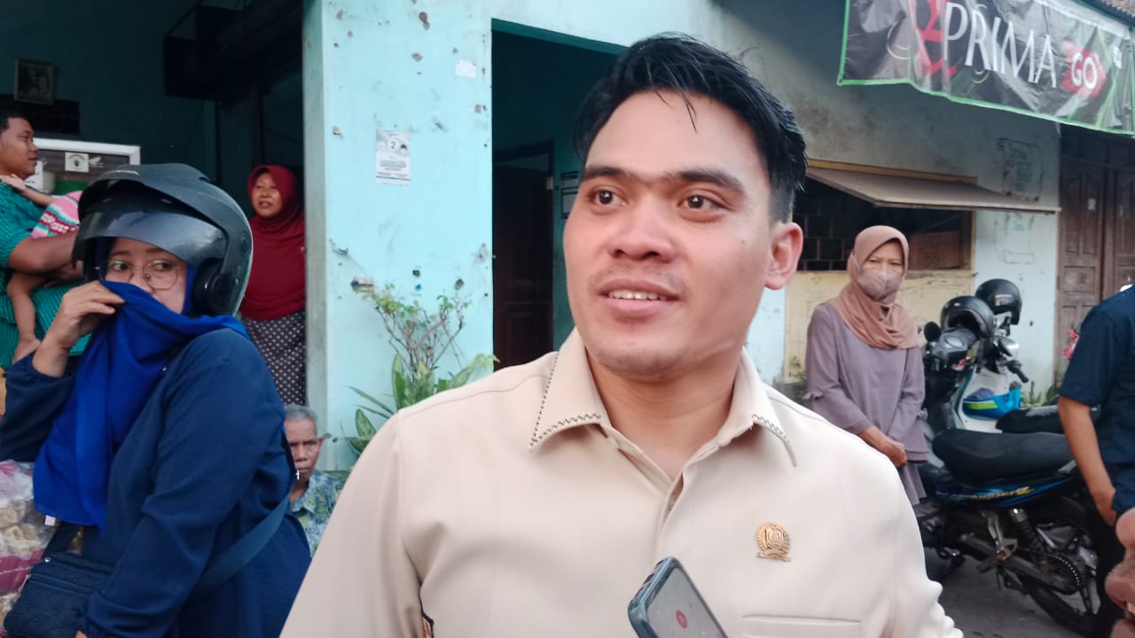 Komisi E DPRD Jatim Dampingi Gubernur Salurkan Bansos dan Pasar Murah di Bulak Banteng