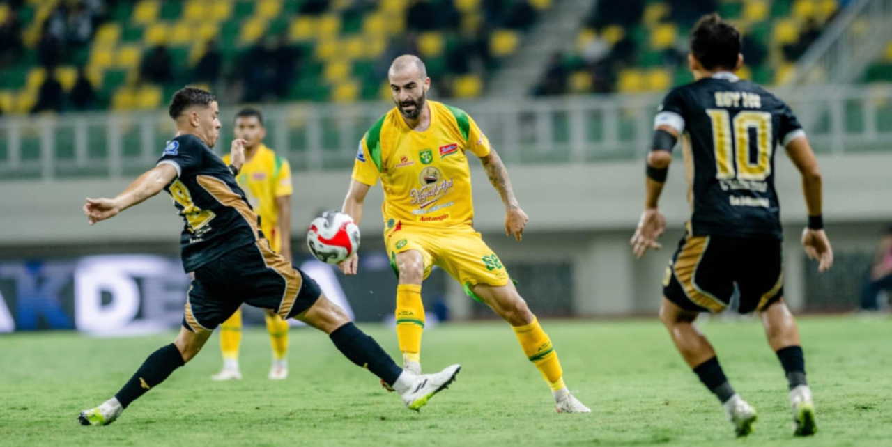Milos Raickovic mencoba melewati penjagaan pemain Dewa United. (Persebaya)
