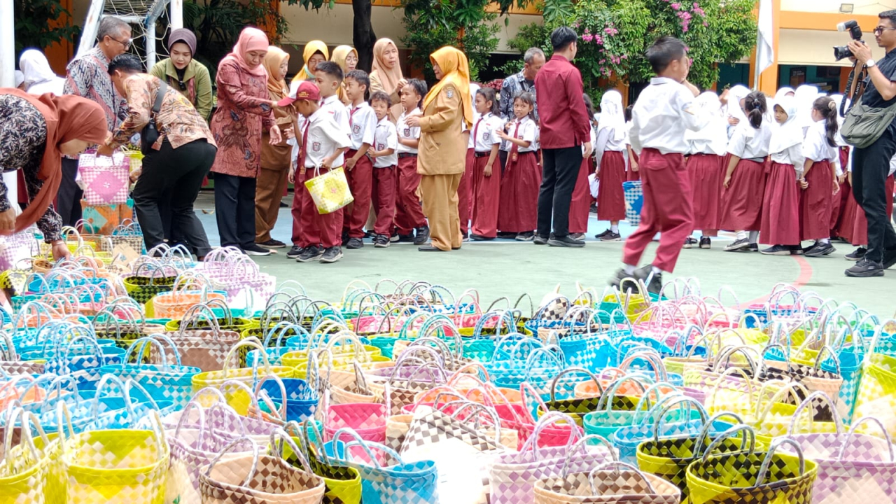 Gubernur Jawa Timur Khofifah Indar Parawansa saat membagikan tomat kepada anak anak siswa SDN Margorejo VI surabaya