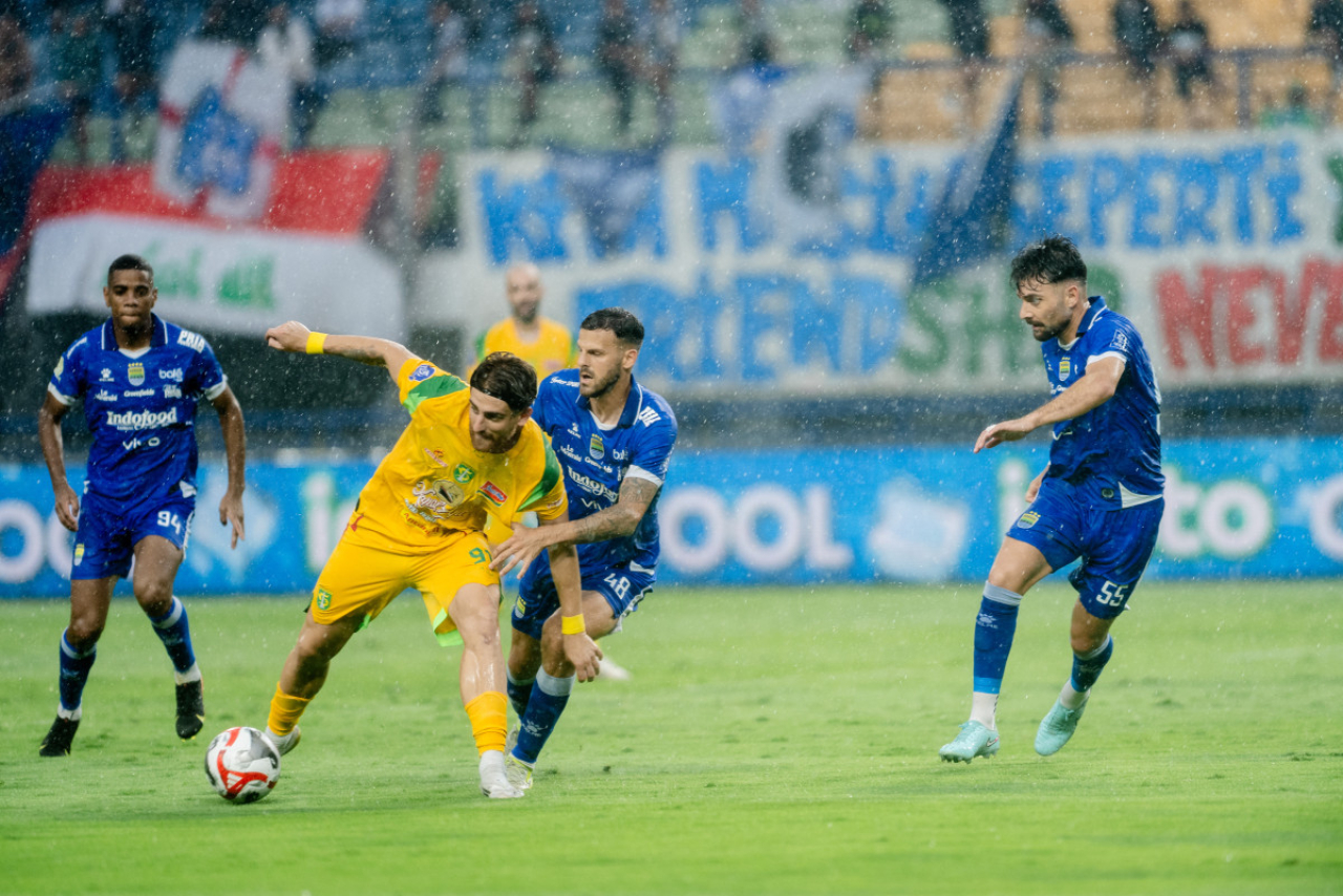Dejan Tumbas mencoba melewati penjagaan pemain Persib Bandung. (Persebaya)